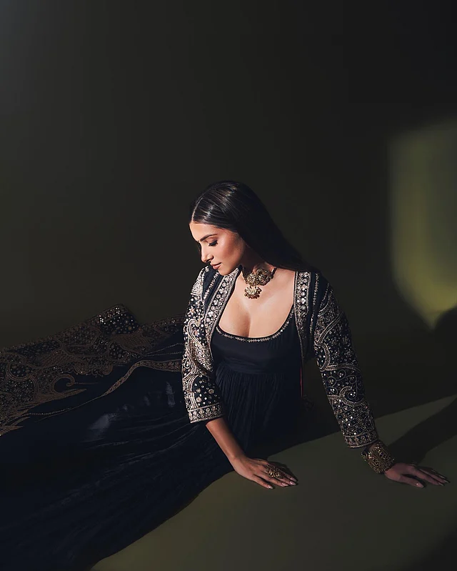 রাতের রিসেপশন বা ককটেল পার্টির জন্য তারার কালো আনারকলি হতে পারে আদর্শ