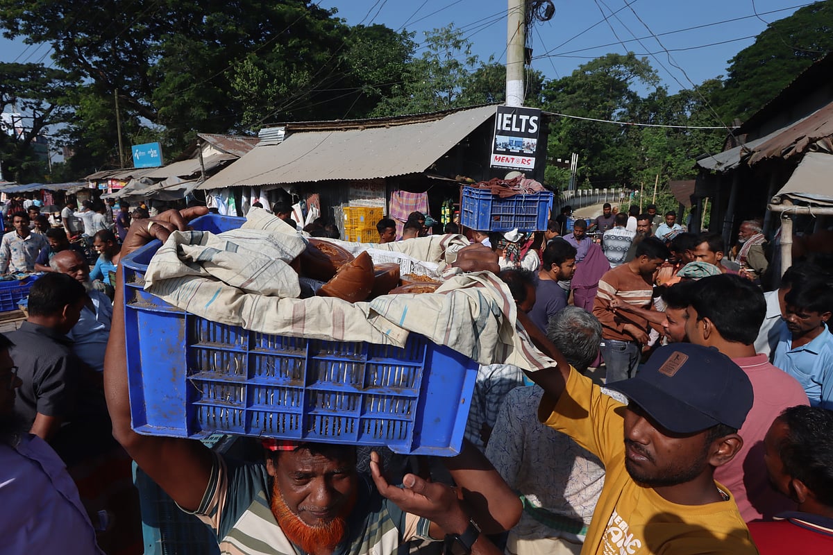 হাটে গুড় নিয়ে এসেছেন এক গাছি 