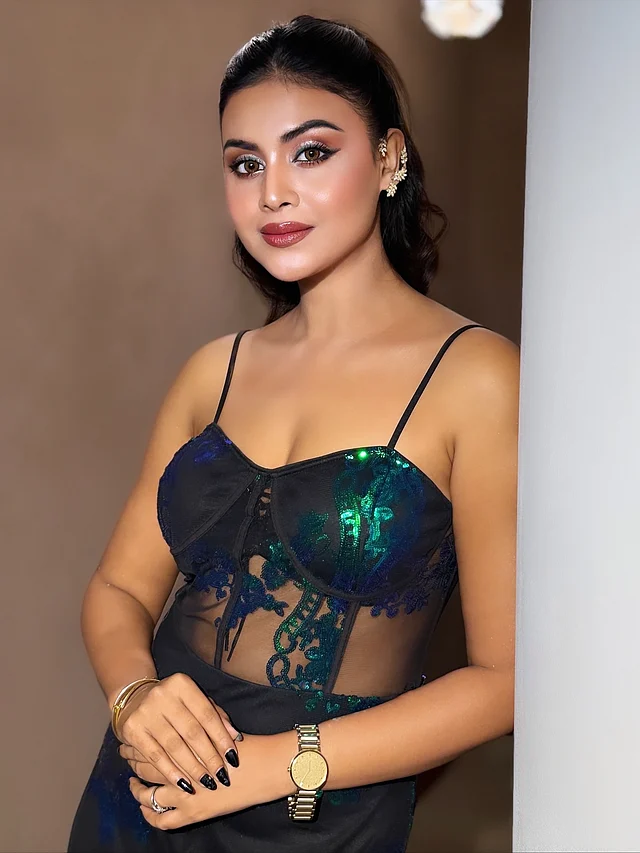 শিয়ার ফেব্রিকের কালো কোরসেট ড্রেসে ধরা দিয়েছেন বং সুন্দরী। 