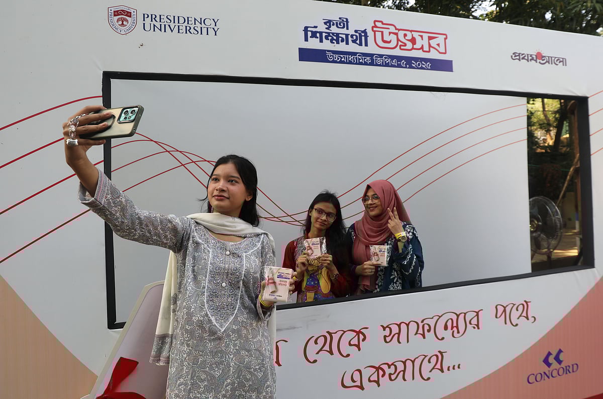 ছবির ফ্রেমের সামনে দাঁড়িয়ে সেলফি তুলছে এক শিক্ষার্থী