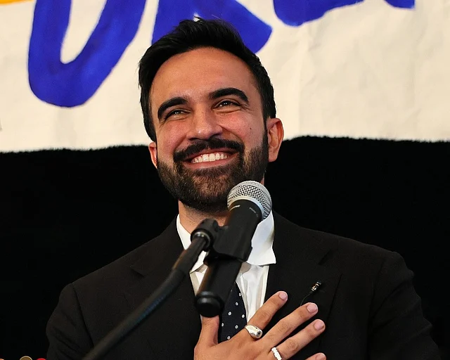 সাবওয়েসহ বিভিন্ন গণপরিবহনে যাতায়াত করেন তিনি