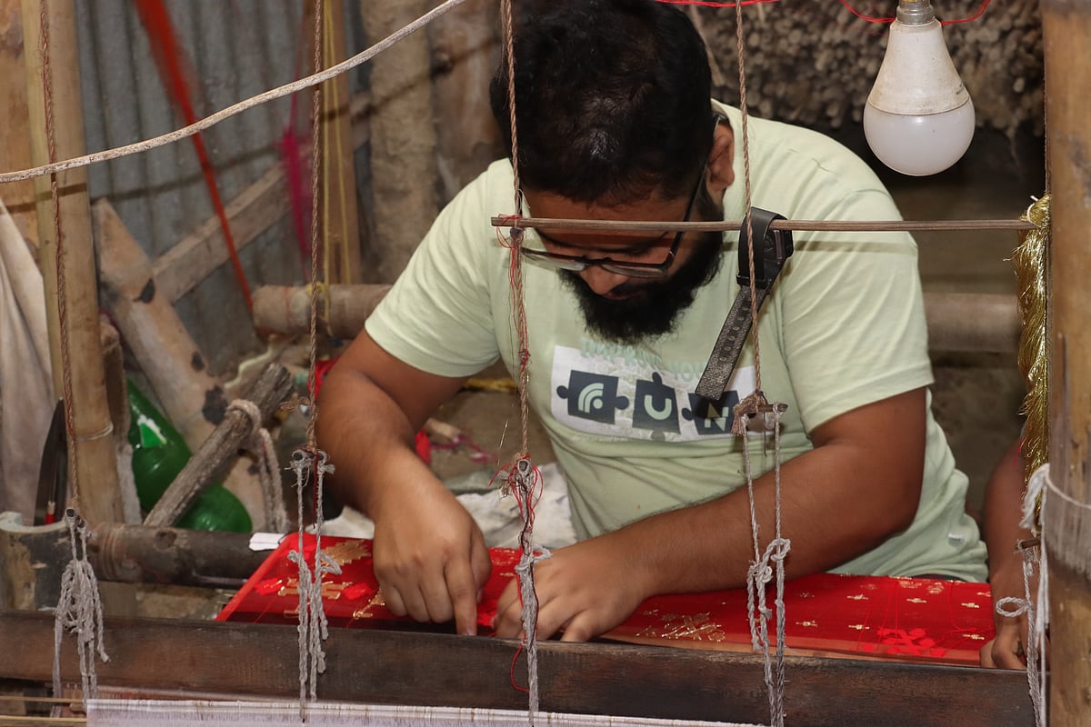 নিজের তাঁতে জামদানি তৈরি করছেন মুস্তাফিজুর রহমান 