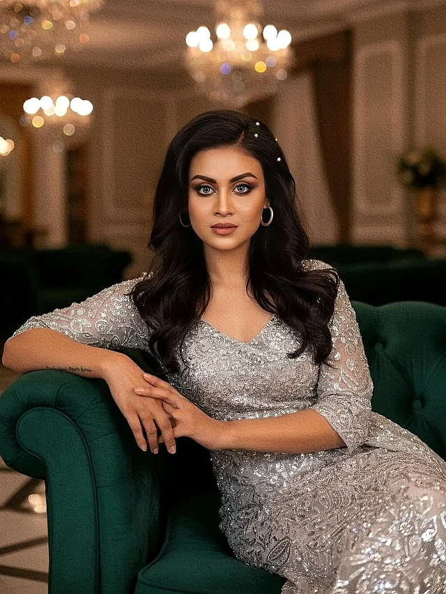 সিকুইনের ঝলমলে কাজ করা বডিকন ফিট ড্রেসে। আই মেকআপের সঙ্গে চুলের স্টাইলও নজরকাড়া।