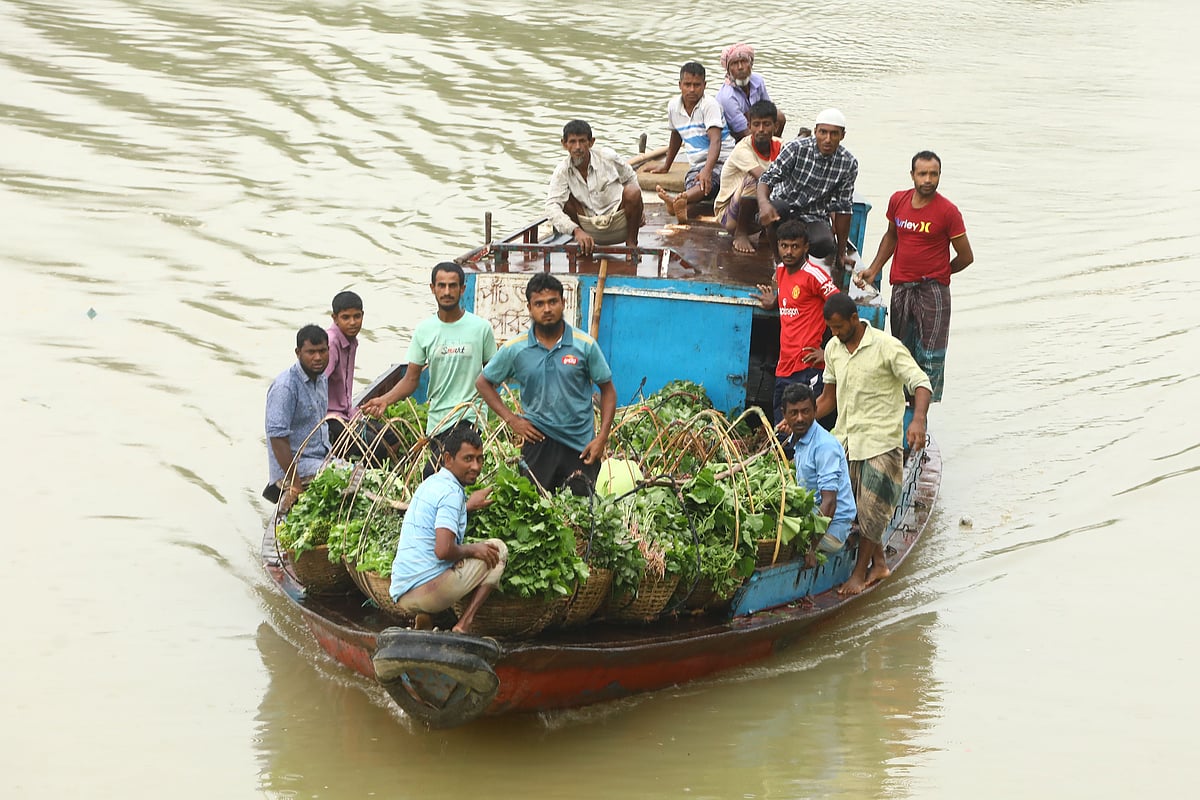নৌকায় করে আনা হচ্ছে শাকসবজি 