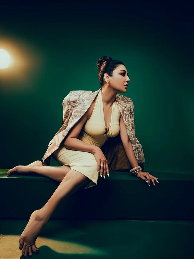 জ্যাকেটের সঙ্গে হলটারনেক ক্রিমরঙা মিনিড্রেসে জয়ার হাই ফ্যাশন স্ট্যান্ডার্ডস নিয়ে কোনো সন্দেহ নেই