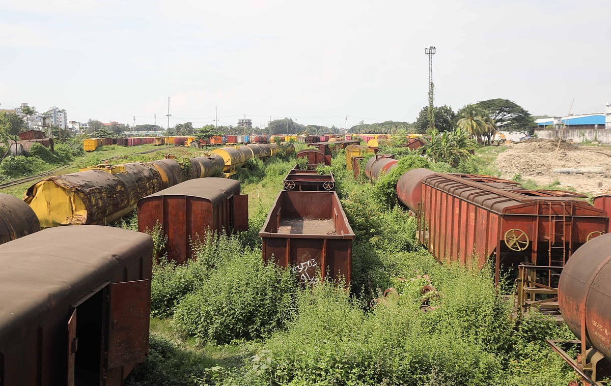 এ যেন এক লোহালক্কড়ের গোরস্তান। পড়ে আছে শতকোটি টাকার পুরোনো জিনিসপত্র। 