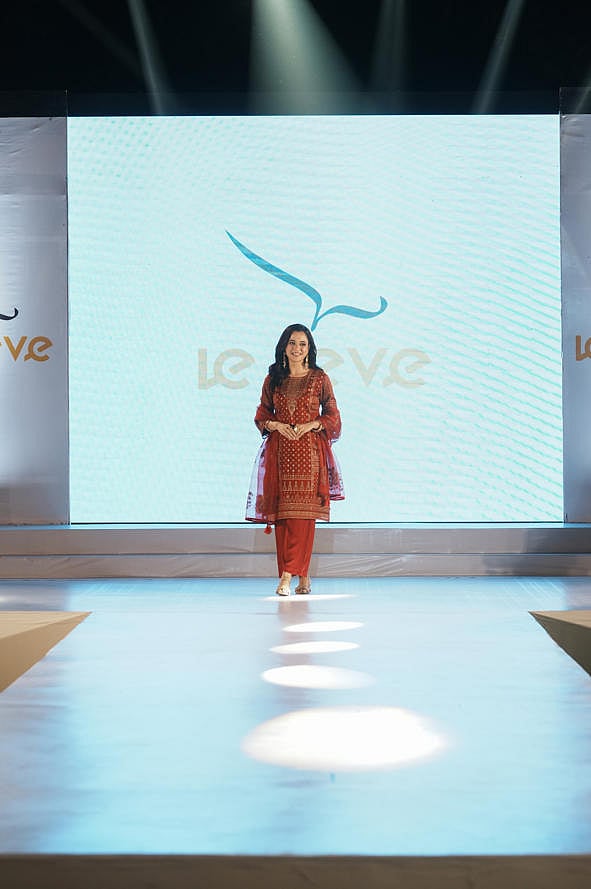 লা রিভের ১৬ বছর পূর্তিতে সাবিলা নূর হাঁটলেন ১৪ জন নতুন মডেলের সঙ্গে