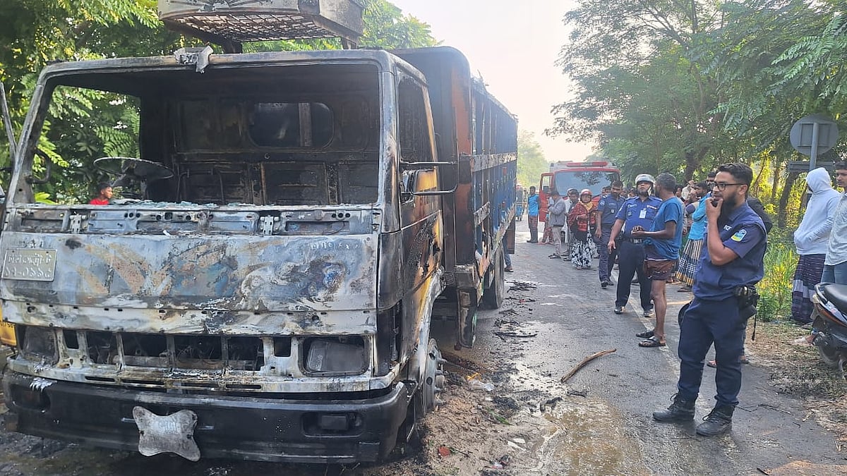পদ্মা সেতুর সামনে এক্সপ্রেসওয়ে অবরোধ, ট্রাকে আগুন, যানবাহন চলাচল বন্ধ