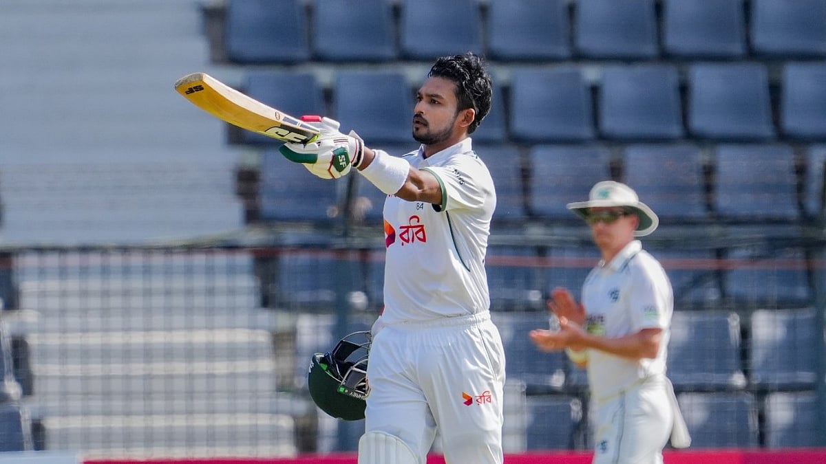 বাংলাদেশ অধিনায়ক নাজমুল হোসেনের সেঞ্চুরি উদ্‌যাপন