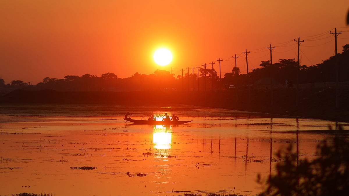 আকাশ-পাতাল সোনালি আভায় এক হয়ে গেছে। হাওরে চলছে নৌকা।