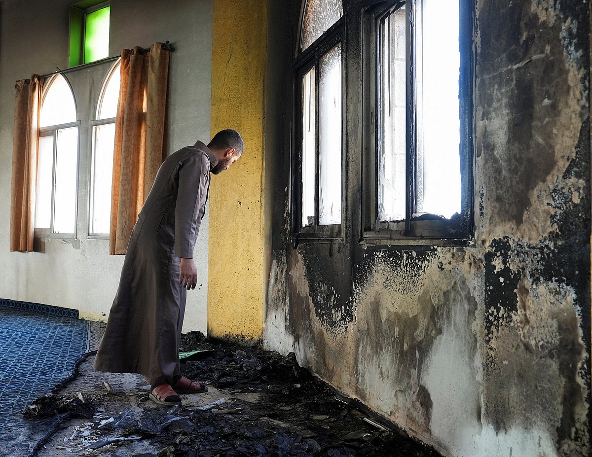 ফিলিস্তিনের পশ্চিম তীরে মসজিদে আগুন দিয়েছে ইসরায়েলি সেটলাররা