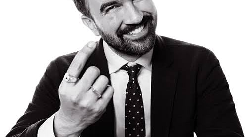 জোহরান মামদানি হাতে তিনটি আংটি পরেন