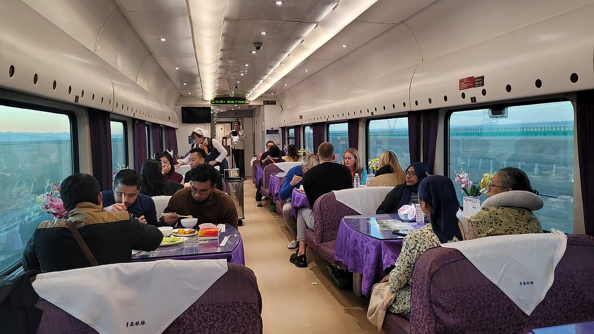 ট্রেনে খাবার আয়োজন