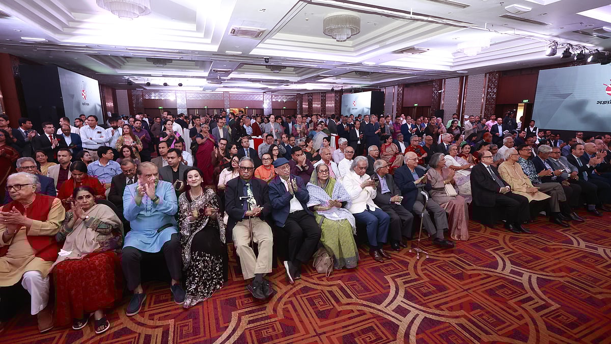 প্রথম আলোর ২৭ বছর পূর্তি উপলক্ষে আয়োজিত প্রীতিসমাবেশ হয়ে উঠেছিল রাজনৈতিক, সাহিত্যিক, শিক্ষাবিদ, অধিকারকর্মী, শিল্পী, ক্রীড়াবিদ—সবার মিলনমেলা