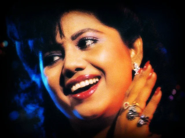 শিল্পী গানের আইকনিক মেকওভার লুকে রুনা লায়লা 
