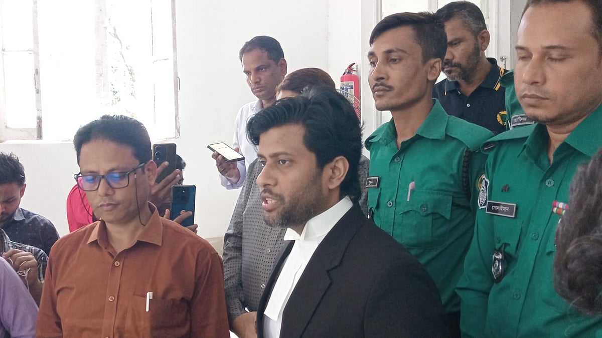 প্রসিকিউটর গাজী মোনাওয়ার হুসাইন তামীম। আজ রোববার সকালে আন্তর্জাতিক অপরাধ ট্রাইব্যুনাল প্রাঙ্গণে ব্রিফিংয়ে