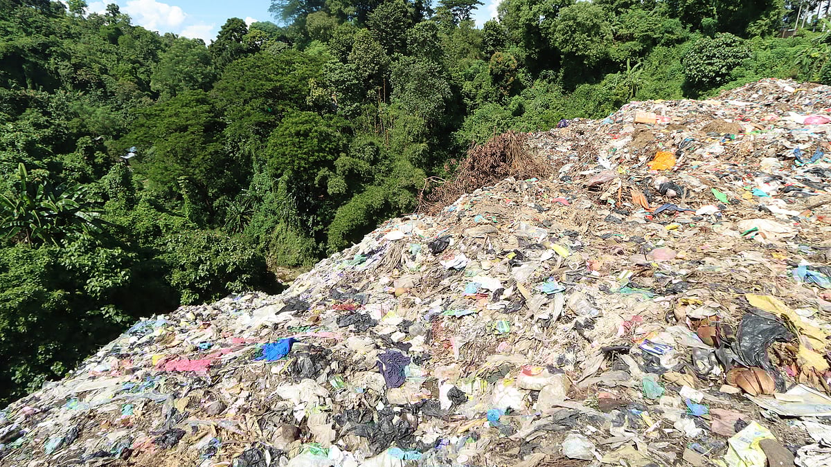 ৩০ বছর ধরে শহরের প্রবেশমুখের ভেদাভেদী সড়কের পাশে রাঙামাটি পৌরসভার বর্জ্য ফেলা হচ্ছে