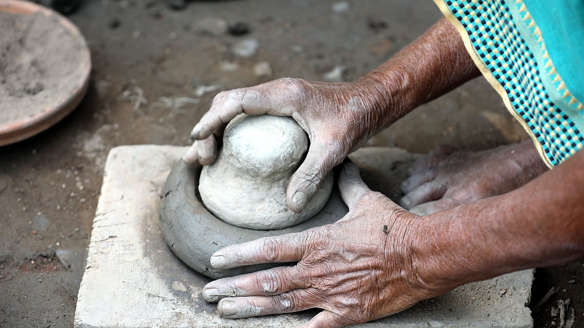 হাতে বয়সের ছাপ যতটা, কাজের দক্ষতাও যেন ততটাই বেশি