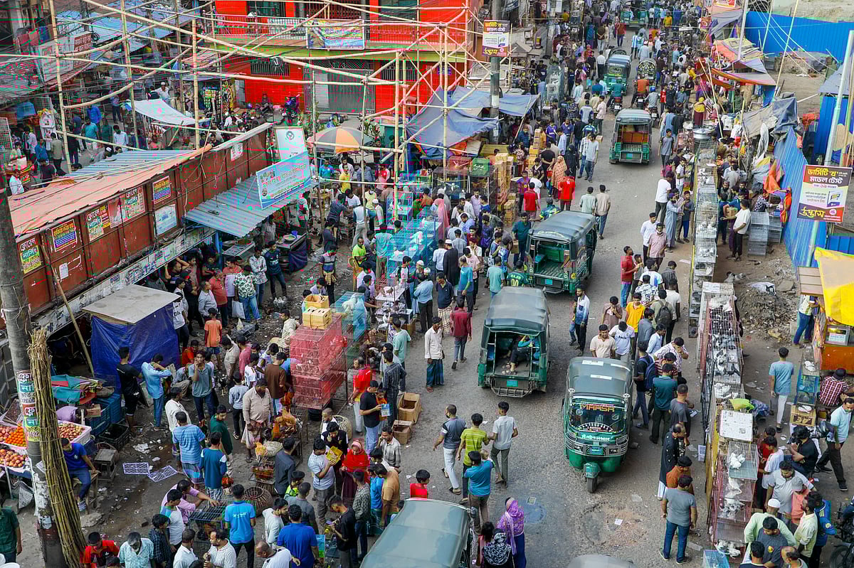 সড়কজুড়ে হাট বসেছে 