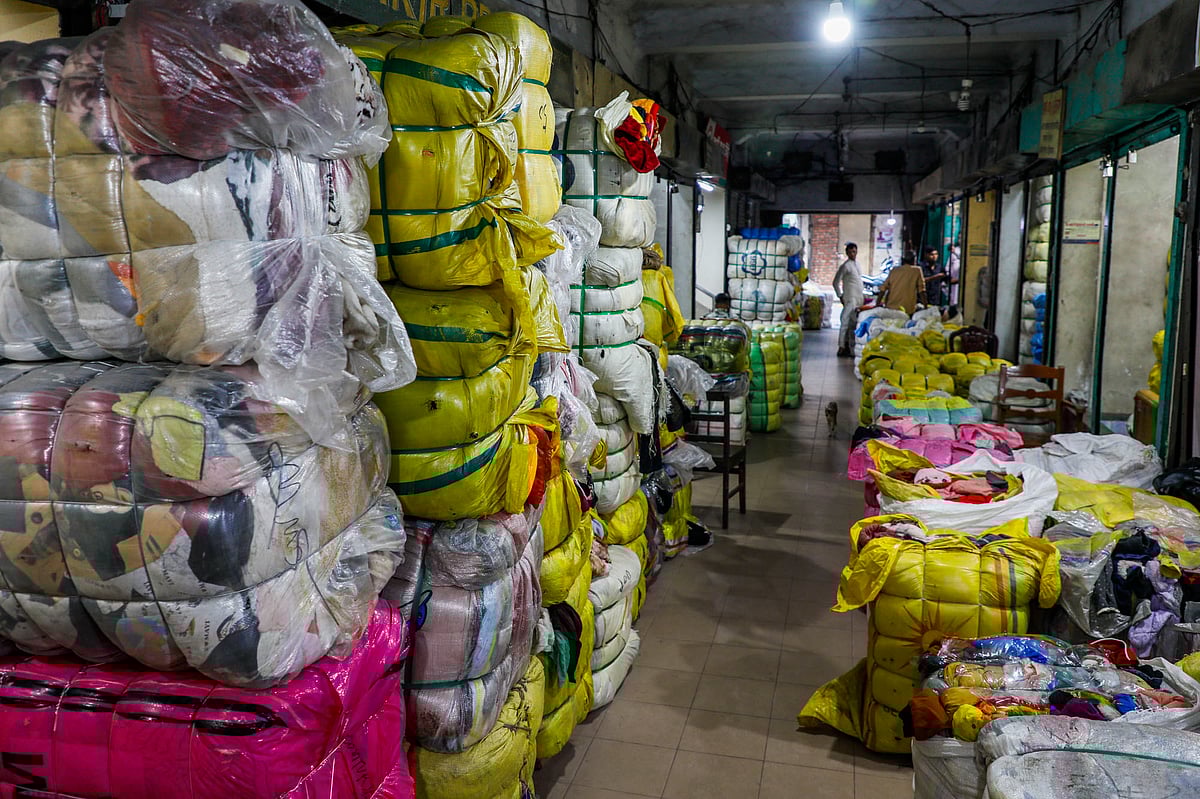 দোকানের বাইরে সারিবদ্ধভাবে রাখা গাইড 