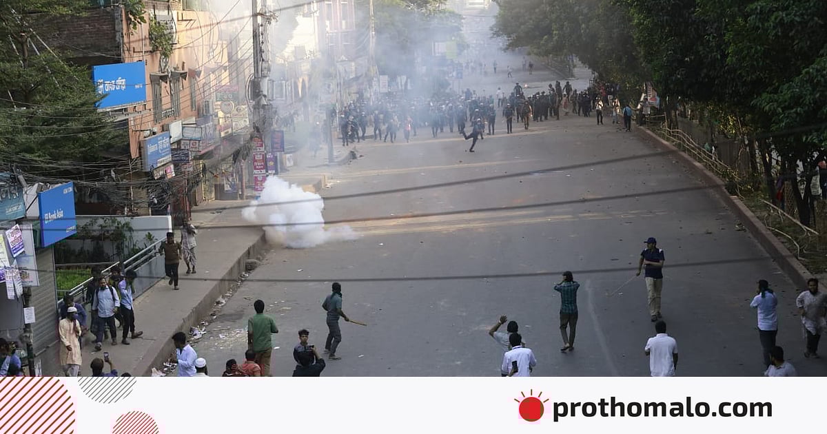 আইনশৃঙ্খলা রক্ষাকারী বাহিনীর সঙ্গে বিক্ষোভকারীদের পাল্টাপাল্টি ধাওয়া আইনশৃঙ্খলা রক্ষাকারী বাহিনীর সঙ্গে বিক্ষোভকারীদের পাল্টাপাল্টি ধাওয়া