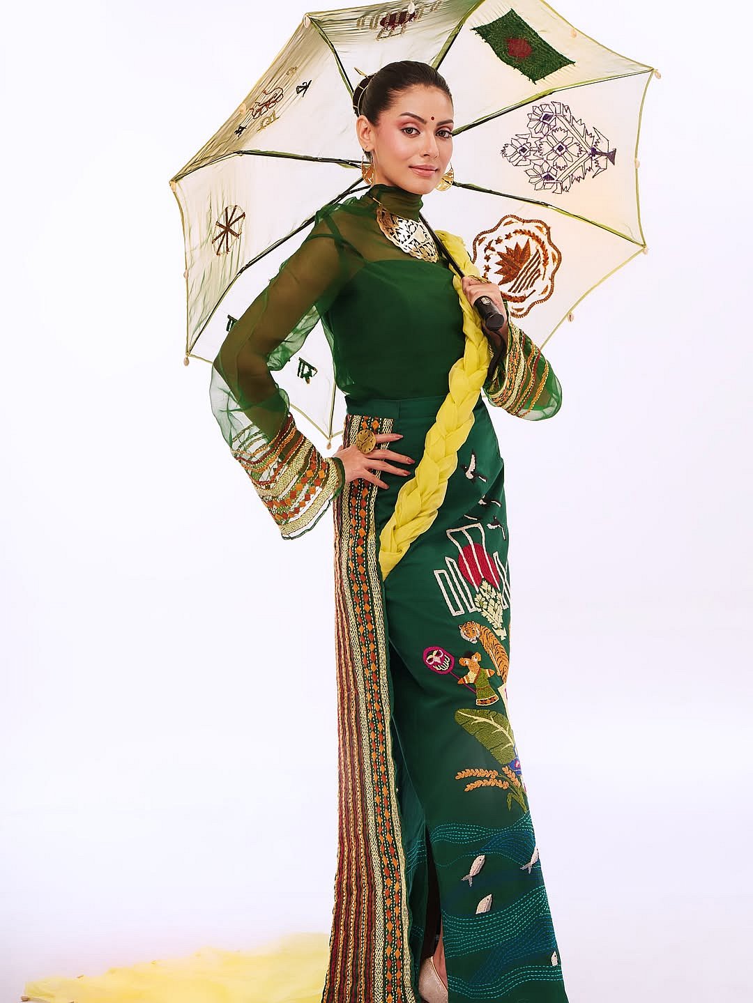 মিস ইন্টারন্যাশনাল প্রতিযোগিতায় জেসিয়া তাঁর পোশাকে লিখলেন ‘মাছে ভাতে বাঙালি’