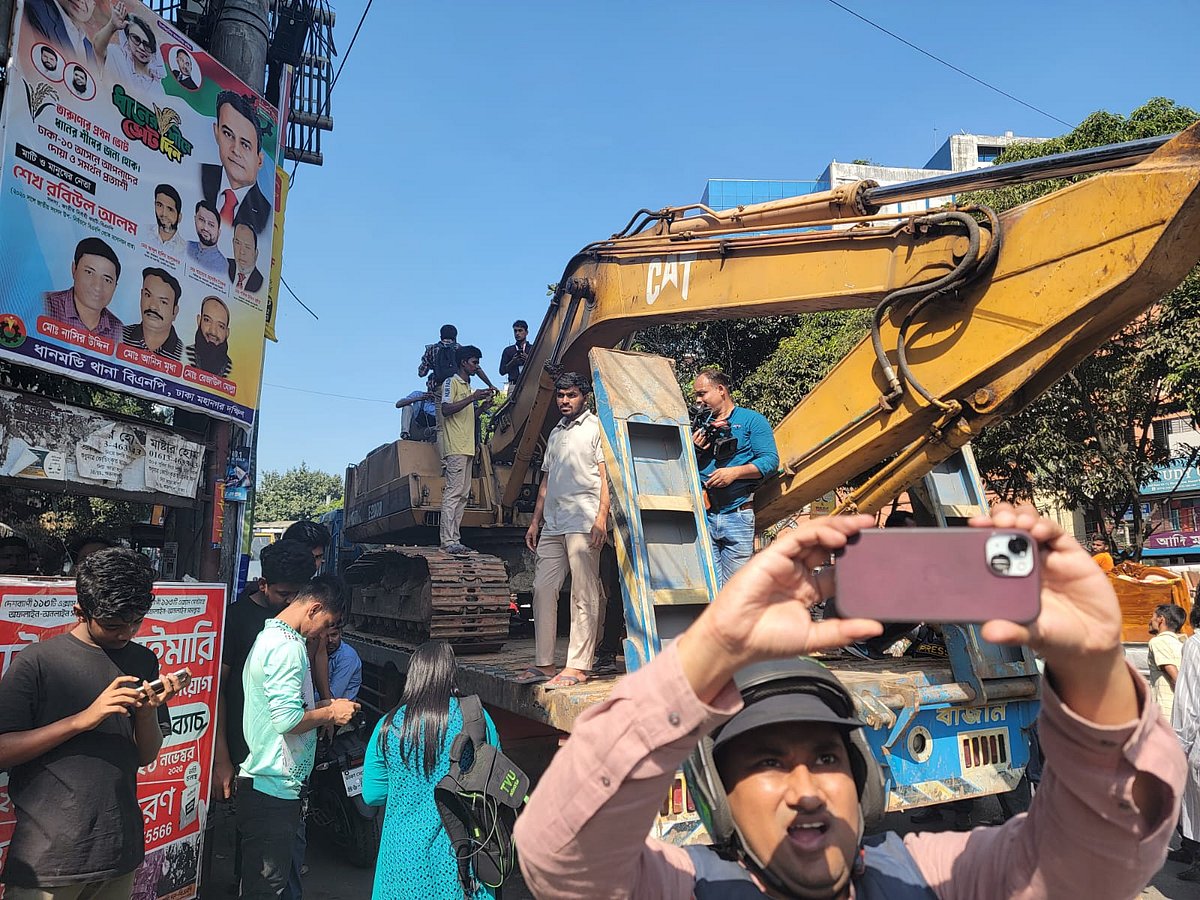 ধানমন্ডি ৩২ নম্বরের সামনের রাস্তায় এস্কেভেটর। আজ সোমবার দুপুরে 