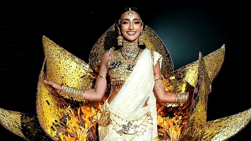 তানজিয়া জামান মিথিলা মিস ইউভার্স ২০২৫ এর মঞ্চে পরলেন জামদানি শাড়ি আর শাপলা ফুলের নকশার গয়না