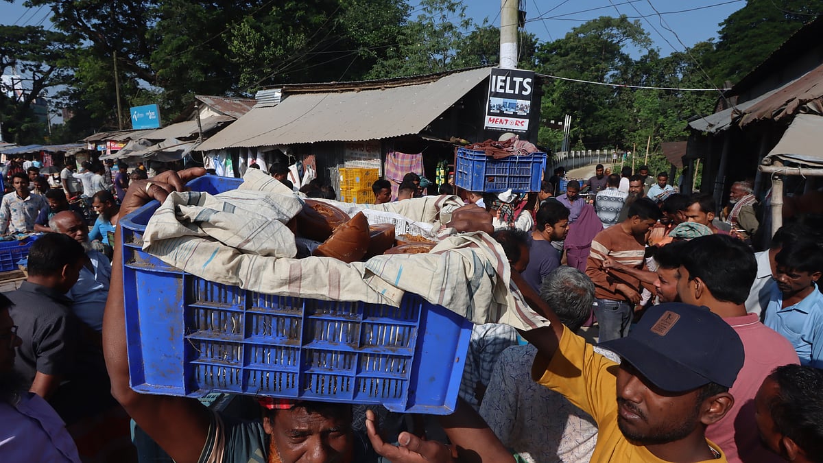 বিক্রির জন্য হাটে গুড় নিয়ে আসছেন একজন।