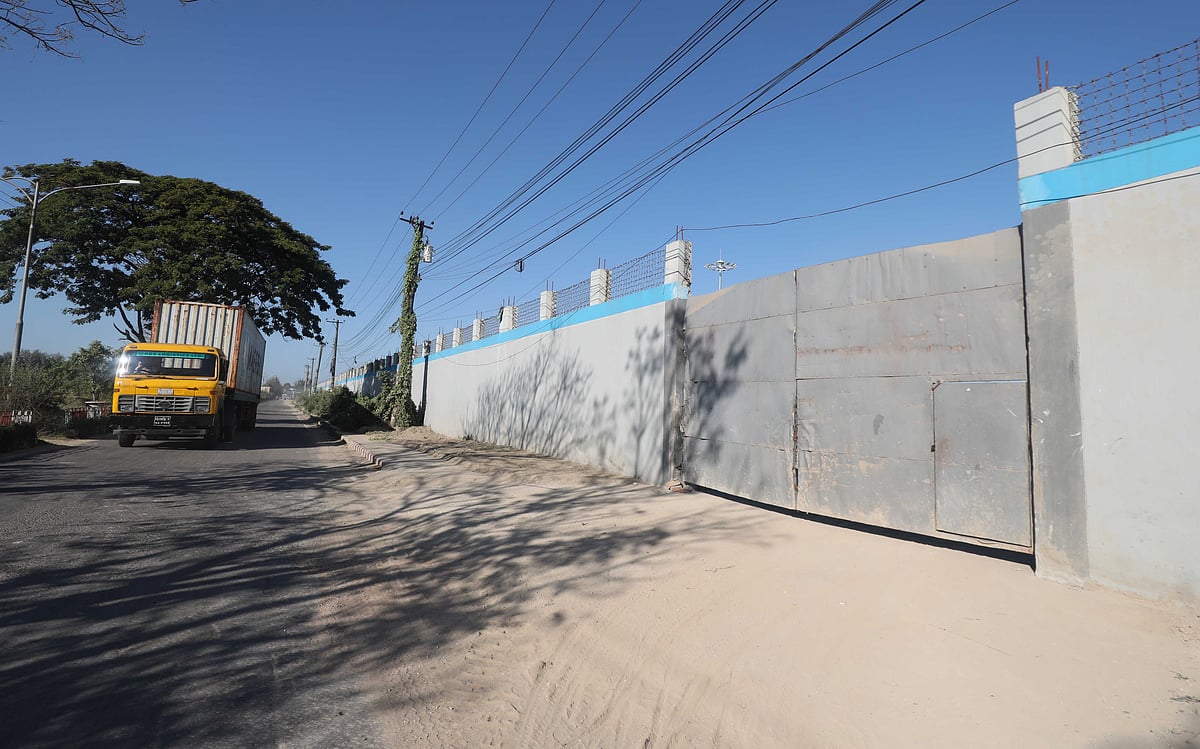 পতেঙ্গার নতুন কনটেইনার টার্মিনালের চারদিকে সীমানাপ্রাচীরসহ ফটক লাগানো হয়েছে। 