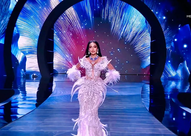 গাউন রাউন্ডে নজর কেড়েছেন মিথিলা 