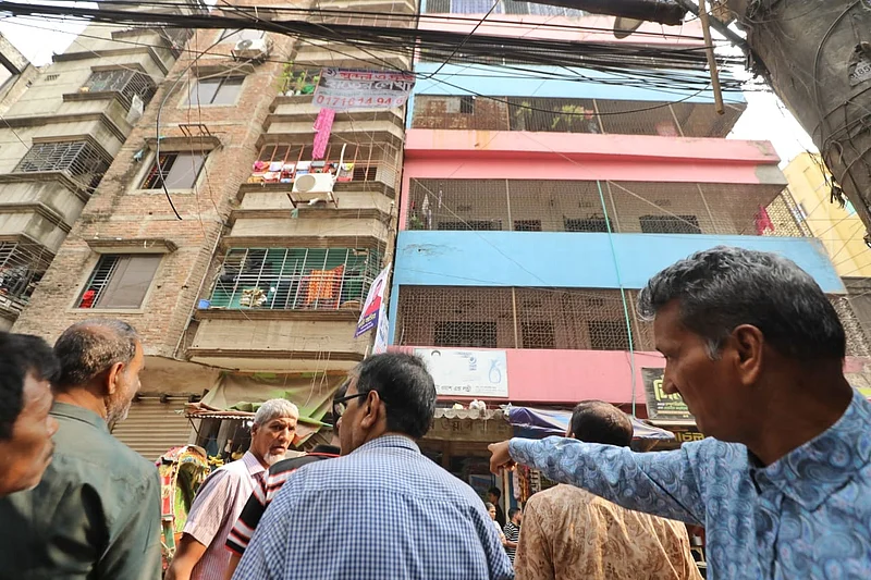 সূত্রাপুরে ভূমিকম্পে অনেকেই আতঙ্কে রাস্তায় নেমে আসেন। আজ সকালে 