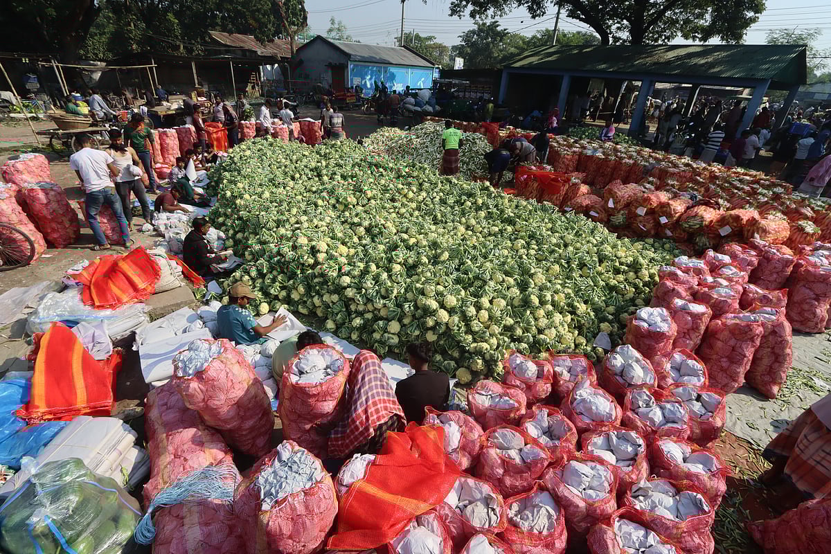  শীতের সবজির হাট। 