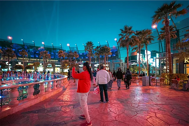 বুলেভার্ড সিটিতে মানুষের ভিড়