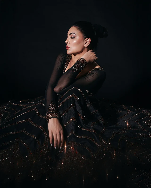 এথনিক সাজপোশাকে বরাবরই মুগ্ধতা ছড়ান সুস্মিতা । সোনালি জরিসুতার কাজ করা কালো আনারকলি পরেছেন এই লুকে