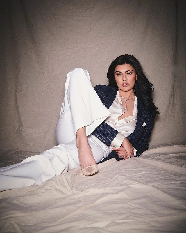 সাদা স্যাটিন শার্ট আর বটমের সঙ্গে লেয়ার করেছেন নেভি ব্লু স্ট্রাইপ ব্লেজার। নজর কাড়ছে স্টেটমেন্ট নেকপিসও