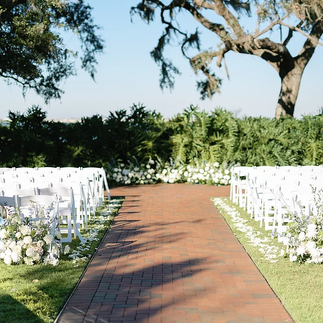 ভেন্যুটিকে ধীরে ধীরে এক রূপকথার বিয়ের আসরে রূপ দেওয়া হচ্ছে