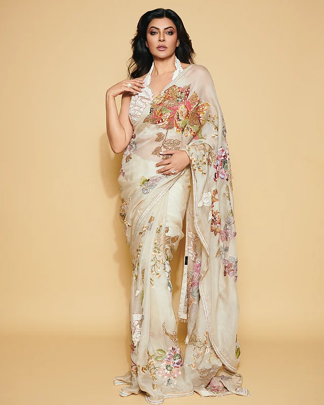 ফ্লোরাল শাড়ির সঙ্গে হল্টারনেক ব্লাউজ। শাড়িতে নারী সব সময়ই আলাদা সুন্দর 