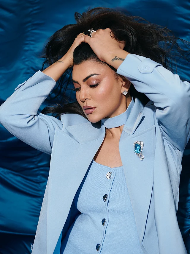 নীল ব্লেজারের লুকে তাঁকে স্টাইলিশ লাগছে। শিমারি মেকআপ আর মিনিমাল জুয়েলারি পরেছেন সঙ্গে 