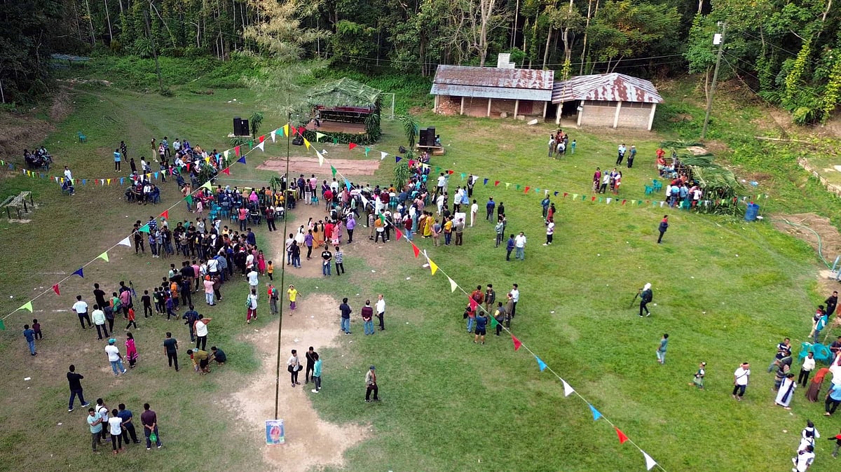 উৎসব ঘিরে নানা রঙে সাজানো হয়েছে পুরো মাঠ