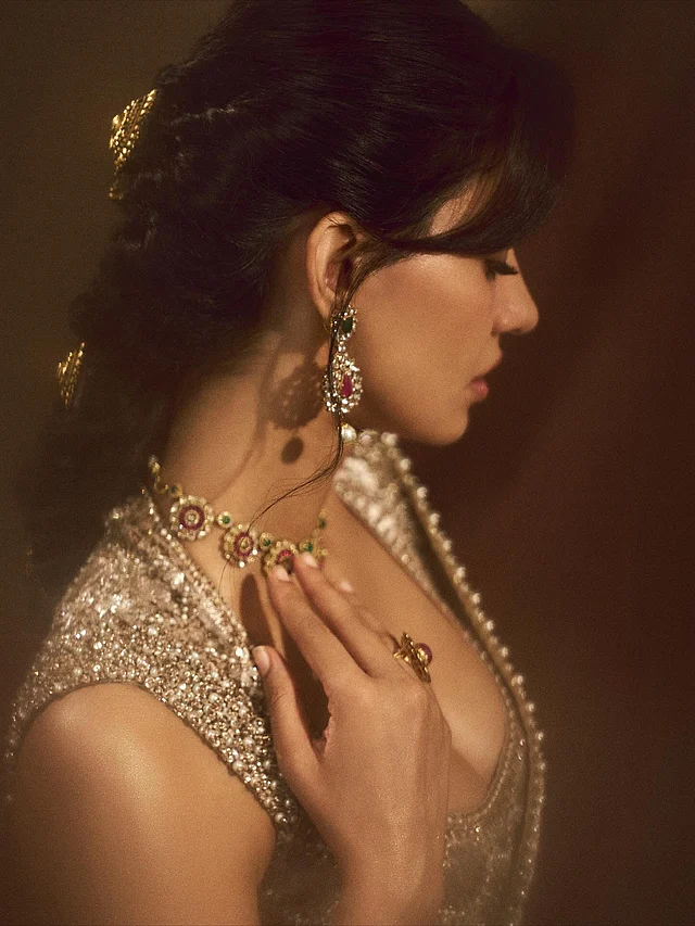 ভিনটেজ-অনুপ্রাণিত জুয়েলারি দিশার পুরো লুকটিকে নিখুঁতভাবে সম্পূর্ণ করেছে। সোনার হেয়ার অ্যাকসেসরিজে সাজিয়েছেন চুল।