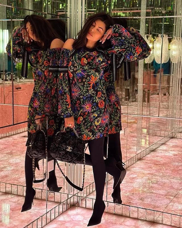 সুস্মিতা সেন এই ছবিতে পোজ দিয়েছেন ট্রপিক্যাল প্রিন্টের কোল্ড শোল্ডার টপ ও ব্ল্যাক লেগিংসে