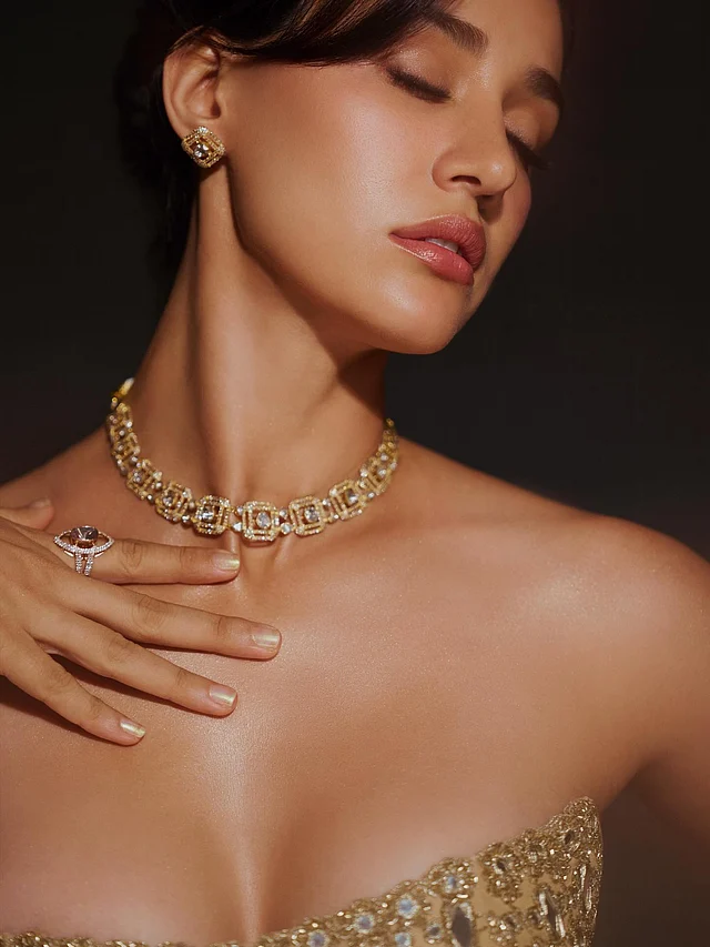 হীরা ও সোনার খুব সুন্দর একটা নেকপিস ও স্টাড পরেছেন দিশা এই আউটফিটের সঙ্গে মিলিয়ে। হাতের তর্জনীতে শোভা পাচ্ছে স্টেটমেন্ট আংটি।