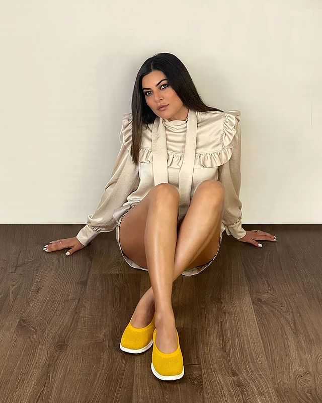 ক্রিম রঙের স্যাটিন শর্ট-টপের সঙ্গে জুটি বেঁধেছে পায়ে পরা হলুদ জুতা 