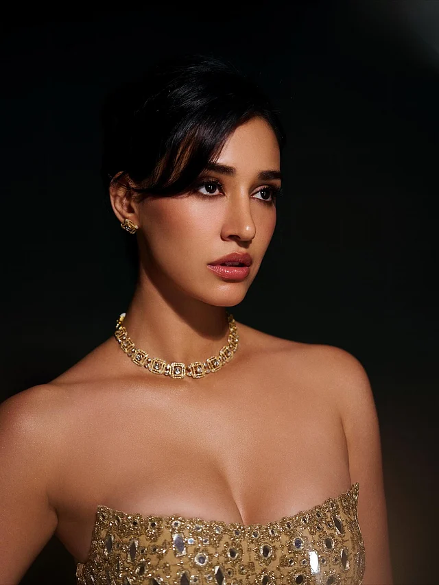 উঁচু করে বেঁধে রাখা হেয়ারস্টাইলের সঙ্গে সাইড পার্ট করে সামান্য কিছু চুল বের করে রাখাতে তাঁকে আরও স্টাইলিশ দেখাচ্ছে।