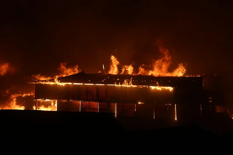 পুড়ছে টিনশেড ঘর। কড়াইল বস্তির হাজারো ঘরের প্রায় সবই টিন-কাঠের।