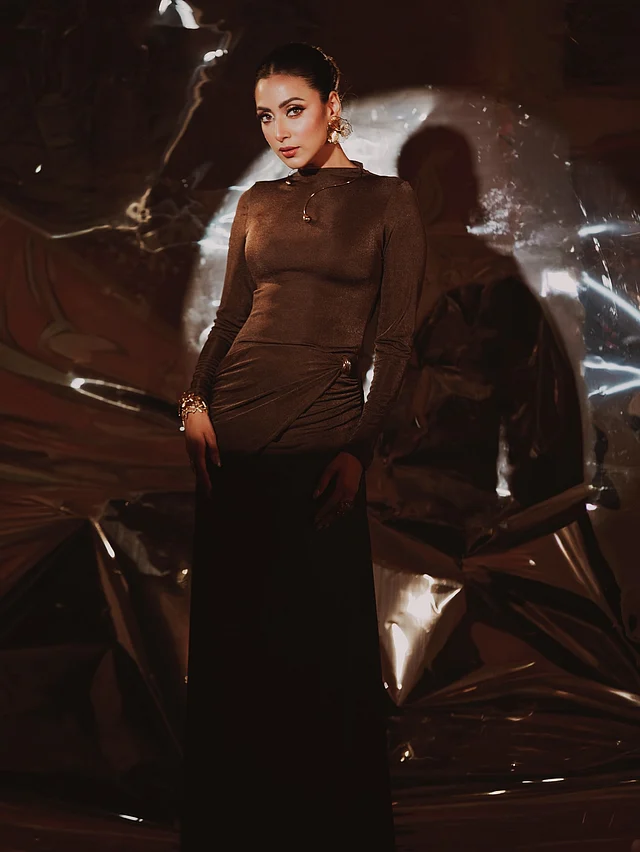 চুল বাঁধা হয়েছে ক্ল্যাসিক স্লিক বান স্টাইলে । এ ধরনের হেয়ারডু ড্রেস ও গয়নার স্টেটমেন্ট লুককে আরও আকর্ষণীয় করে তুলেছে।