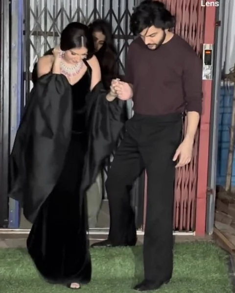 বলিউডের সবচেয়ে নতুন এই কাপল এখন ক্রেজে পরিণত হয়েছে। এক অনুষ্ঠানে এভাবেই হাত করে আছেন হ্যান্ডসাম বীর কালো শাড়ি পরা তারার