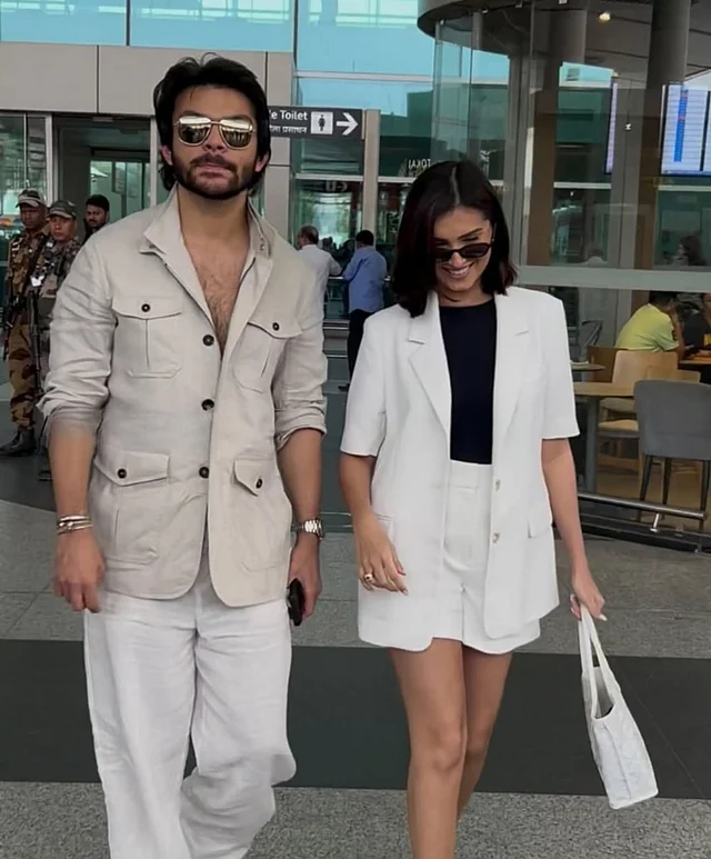 নানা জায়গায় এমন সব শটাইলিশ লুকে দেখা দিচ্ছেন বীর-তারা