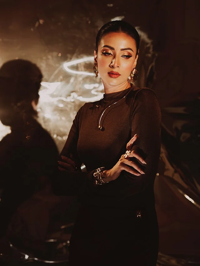 ডিউই, ব্রোঞ্জি গ্লো ফুটে উঠেছে মেকআপে। আই মেকআপে শিমারি ব্রোঞ্জ শেড, উইংড লাইনার,  নাটকীয় আইল্যাশ—চোখকে করেছে আরও আকর্ষণীয়। ঠোঁটে দিয়েছেন কোরাল রেড লিপস্টিক।